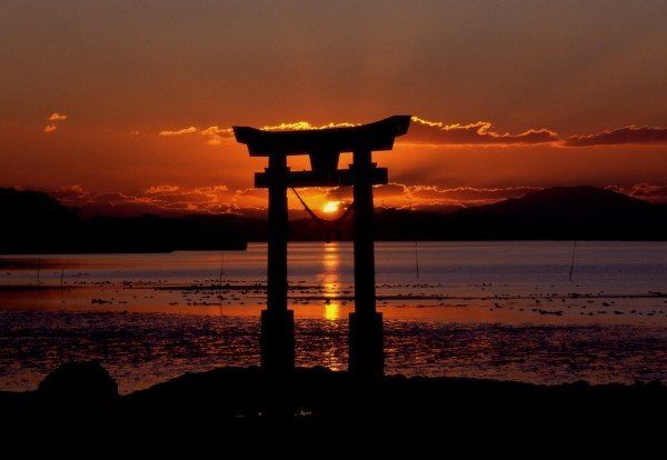tori-gate-at-sunset